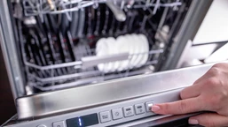 włóż to do zmywarki. nabłyszczy naczynia i pomoże pozbyć się nieestetycznych zacieków