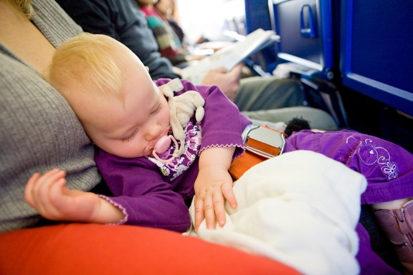JEZIVA DRAMA U AVIONU! Beba OSTALA BEZ SVESTI posle sletanja, posada morala da je reanimira