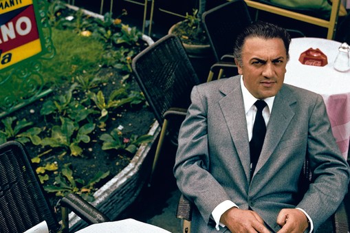 Federico Fellini już w wieku 10 lat pojął, że większość ludzi głównie spędza czas na celebrowaniu życia, jedząc i pijąc. Na zdjęciu w Rzymie w 1960 r. 