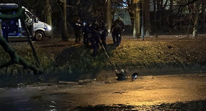 Kibic Legii wpadł do kanału, kiedy szedł na mecz w Warszawie. Nie do wiary, kto mu podał linę