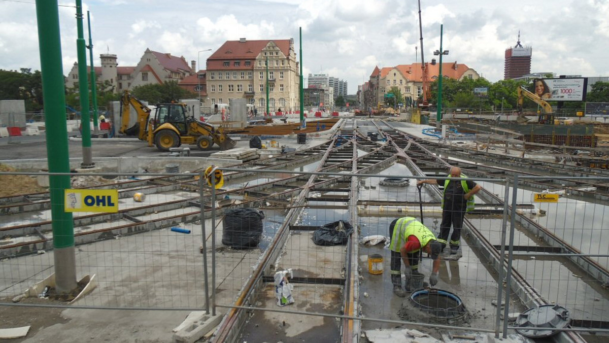 Jedna z firm bukmacherskich rozpoczęła przyjmowanie zakładów czy prace budowlane związane z przebudową ronda Kaponiera w Poznaniu zakończą się do 30 czerwca 2016 roku. Obstawiając 100 złotych na odpowiedź "tak" można wzbogacić się o 255,20 złotych.