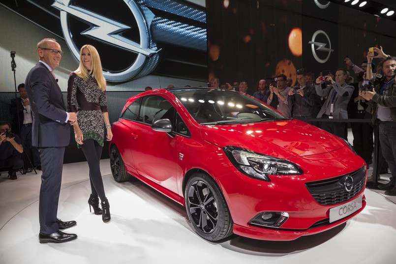 Po ośmiu latach produkcji corsy D (debiut w 2006 roku) Opel zdecydował się dać kierowcom nową generację tego modelu wersję E. Stylistycznie nowy opel corsa nawiązuje do modelu adam. Samochód debiutuje od razu jako trzy- i pięciodrzwiowa odmiana. Nowość patrzy na świat reflektorami w kształcie skrzydła, puszcza też oczko światłami LED przewidzianymi do jazdy dziennej.