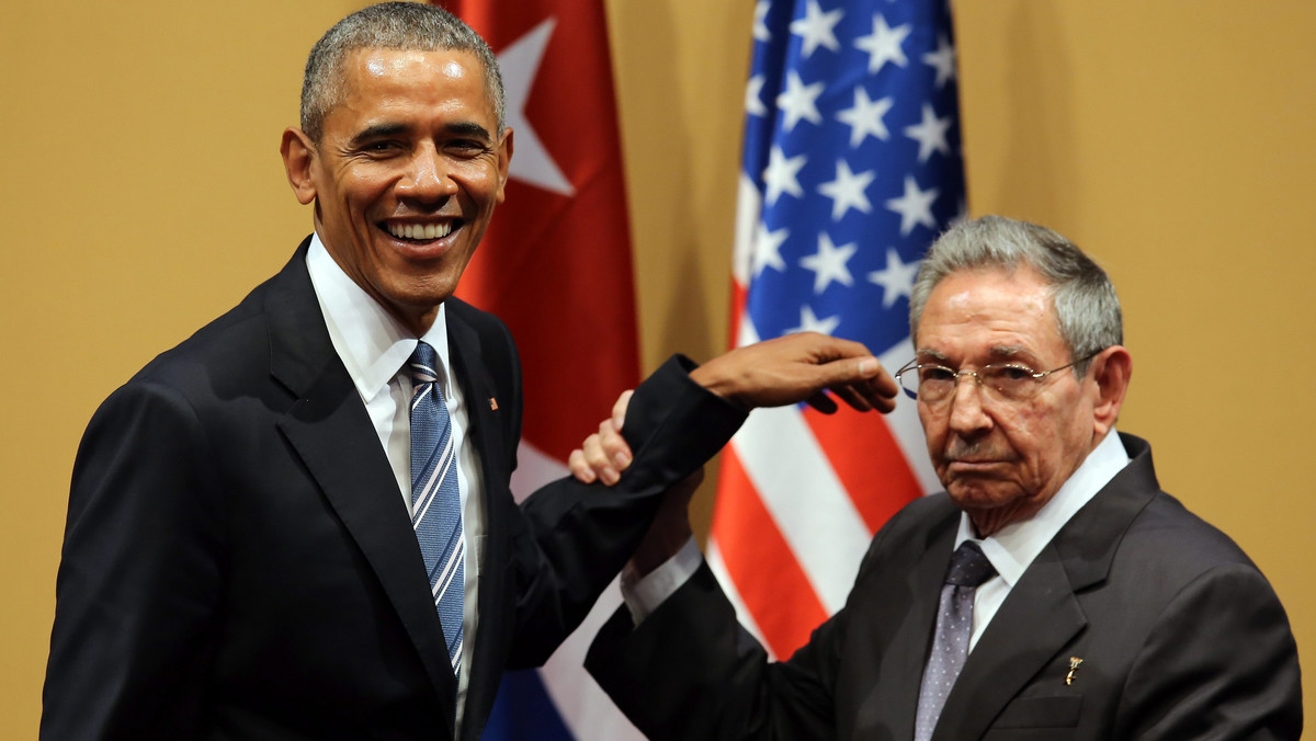 Kubański przywódca Raul Castro wezwał dziś prezydenta USA Baracka Obamę do zniesienia embarga wobec Kuby. Przywódcy w czasie spotkania w Hawanie zadeklarowali wolę dalszej normalizacji stosunków między obu krajami. Punktem spornym były prawa człowieka. Raul Castro żywiołowo zaprzeczył, by w kraju byli więźniowie polityczni. – Dajcie mi teraz listę, a ich uwolnię - odpowiedział na pytanie amerykańskiego dziennikarza.