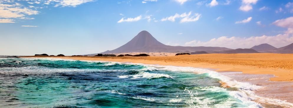 Fiesty, nocne dyskoteki i kluby, parki wodne i pola golfowe. Te i inne atrakcje sprawiają, że do Fuerteventura przybywają rzesze turystów. Zabytki zgromadzone w miastach dostarczą nam dużo wiedzy na temat lokalnej kultury. W Betancurii możemy obejrzeć piękną katedrę i muzea, a w Tefii odwiedzić interesujące ekomuzeum. Jeśli przybędziemy tu w lutym, możemy uczestniczyć w osobliwych obchodach karnawału. Po upalnym dniu spędzonym na plaży lub gorącej nocy przetańczonej w dyskotece warto dla ochłody popluskać się w lazurowej wodzie parku wodnego Baku.