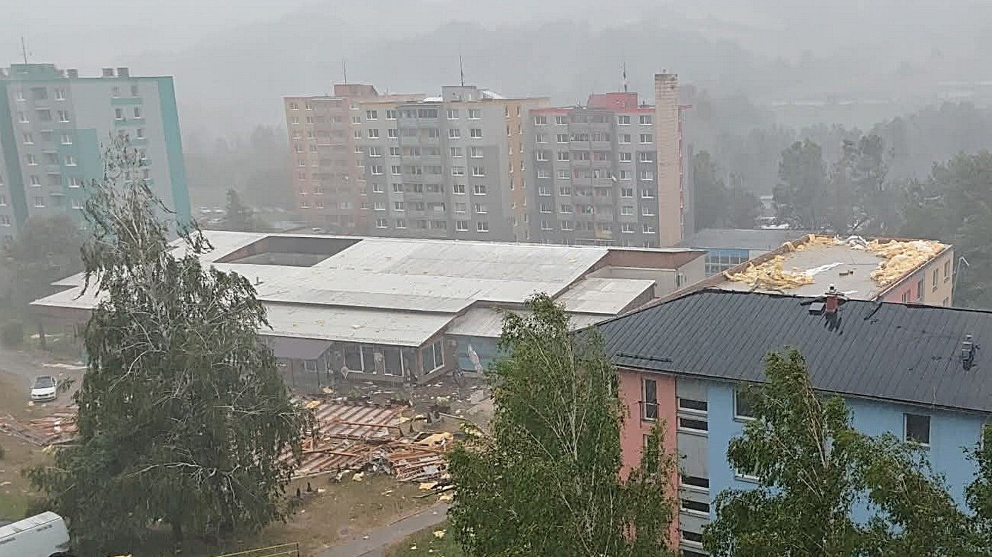 Víchrica strhla v Gelnici plechovú strechu z paneláka