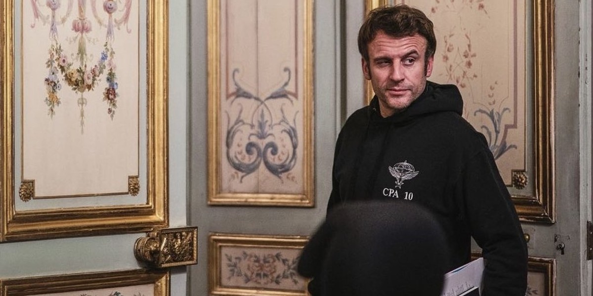 Emmanuel Macron stylizuje się na Zełenskiego? Internauci pękają ze śmiechu.