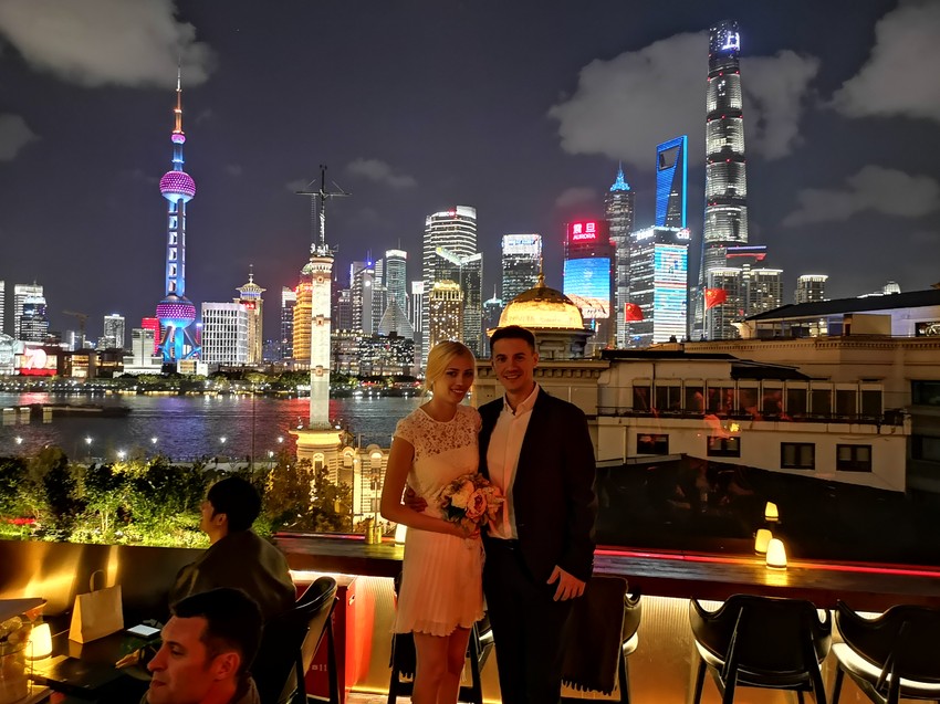 Ana i Aleksandar pod svetlima Šangaja