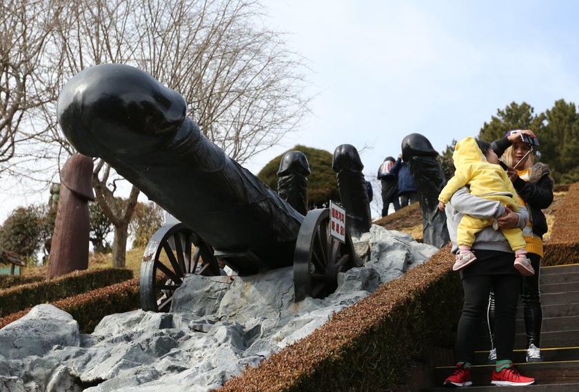 Sinnim, Korea. Park penisów przyciąga tłumy