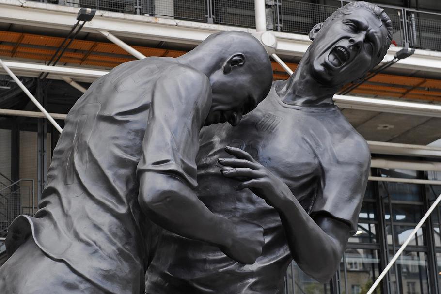 Rzeźba przedstawiająca Zidane'a i Materazziego
