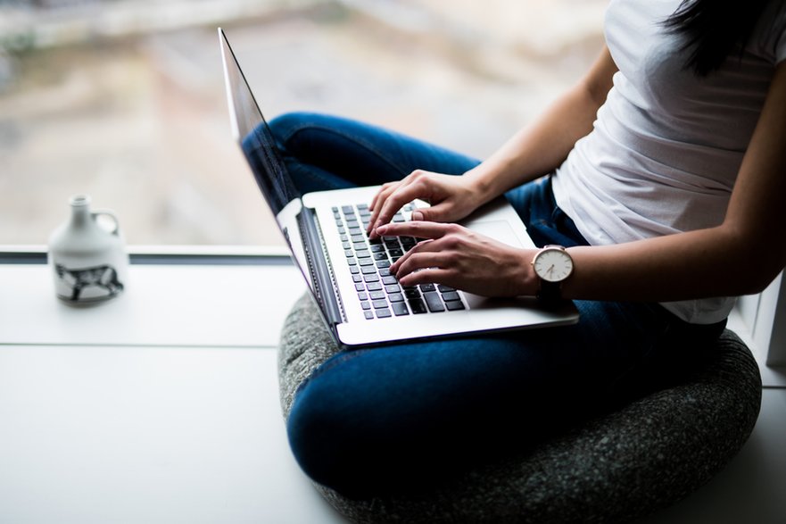 Poręczny laptop do pracy wszędzie/shutterstock/Diana Grytsku