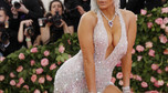 MET Gala 2019: Jennifer Lopez z dekoltem wygina się na czerwonym dywanie