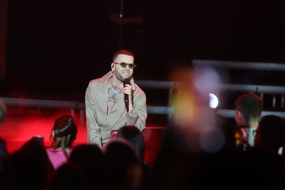 PEVAČA ŽENE SKINULE NA BINI, OSTAO SAMO U DONJEM VEŠU  Šok scena na koncertu Magla Benda: Supruga sve posmatrala iz prvog reda (Video)