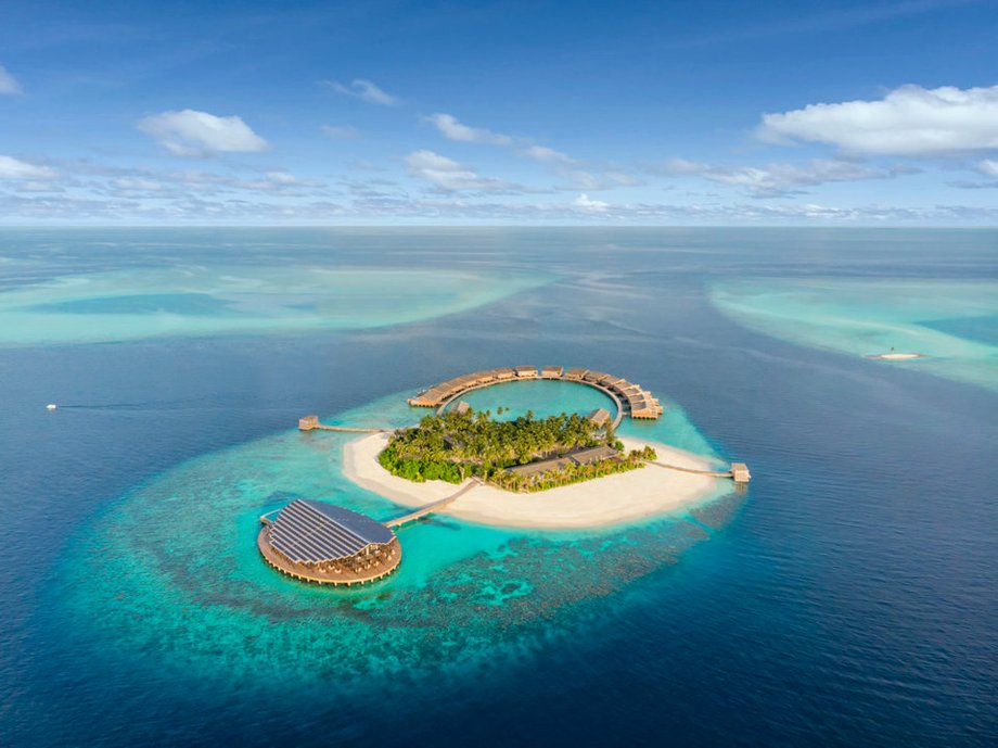 Hotel Kudadoo Maldives Private Island znajduje się na prywatnej wyspie w atolu Lhaviyani na Oceanie Indyjskim. By tam dotrzeć, najpierw trzeba dolecieć do międzynarodowego lotniska w Male.