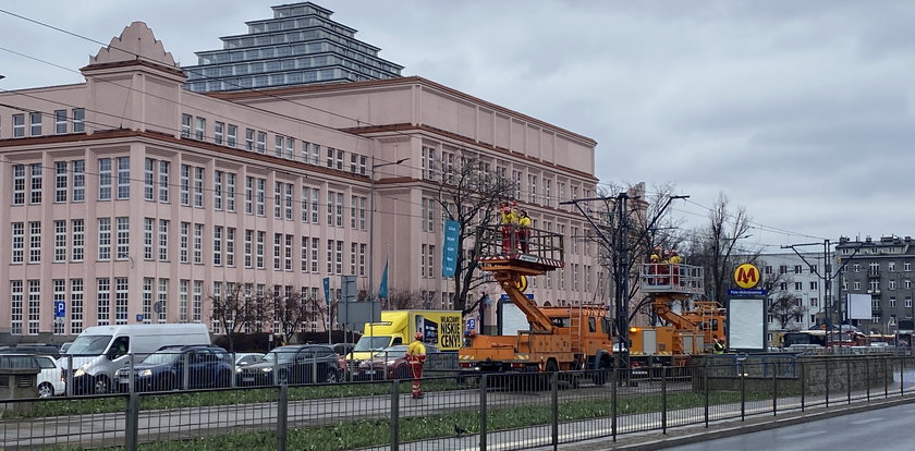 Koszmar komunikacyjny w stolicy. Ciężarówka z dźwigiem siała potężne spustoszenie