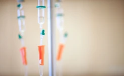 SUKCES! Naukowcy wyleczyli mężczyznę chorego na COVID-19 przez 411 dni