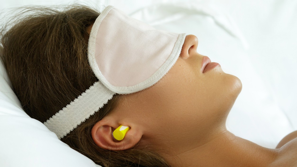 Spánok so štupľami v ušiach.