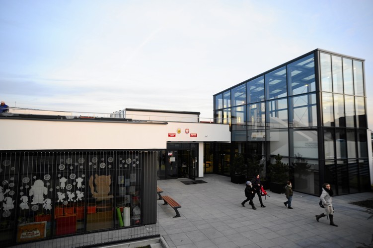 Na zdjęciu główne wejście do Centrum Edukacji i Sportu w Mysiadle.