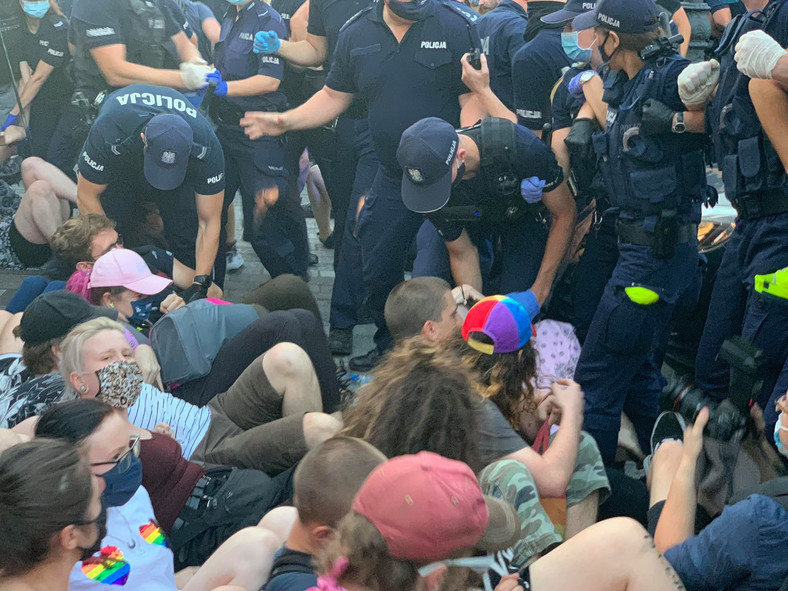 Policjanci usuwają protestujących