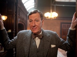 Geoffrey Rush kosmitą podobnym do ptaka