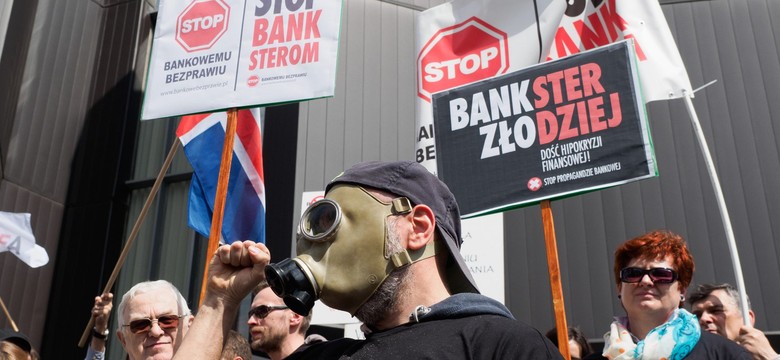 Ponad połowa Polaków nie chce pomagać "frankowiczom" [SONDAŻ]