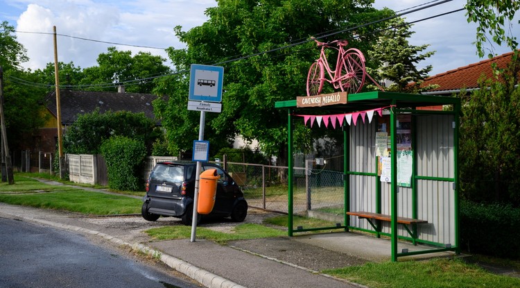 Magyar buszmegálló illusztráció