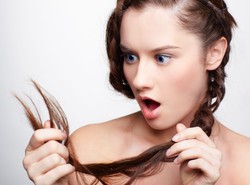 Przetłuszczanie się włosów to nie tylko problem estetyczny. Może mieć bardzo niemiłe konsekwencje...