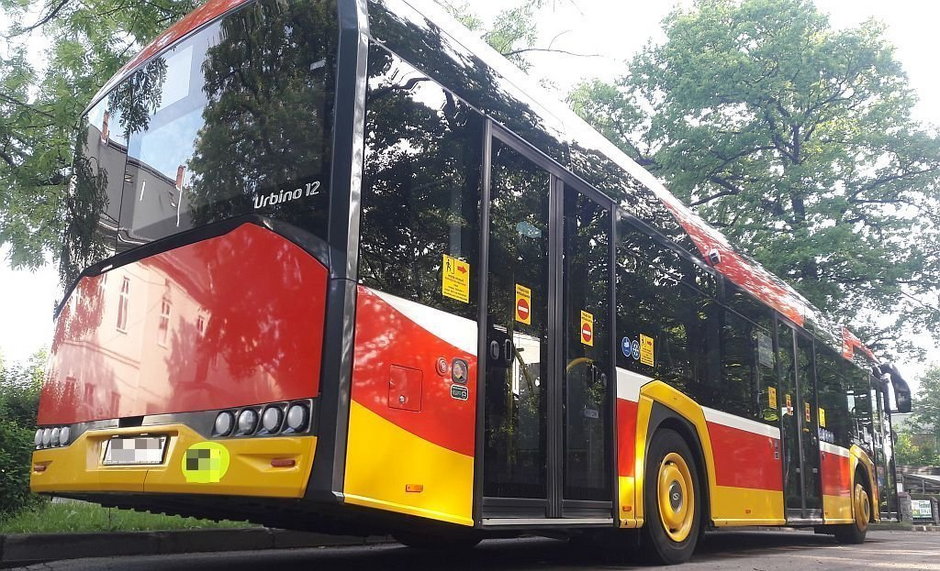 W autobusie tylu pasażerów, ile wynosi połowa miejsc siedzących