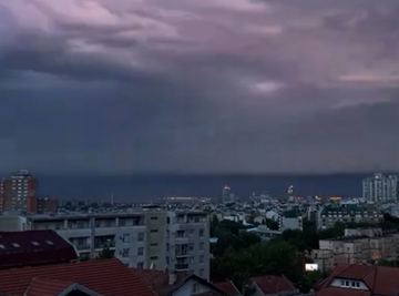 NEVREME PARALISALO BEOGRAD: Influenseri i Gastoz u PANICI, glumica snima sa krova, automobili "plivaju" u vodi - Pogledajte šokantne snimke! (VIDEO)