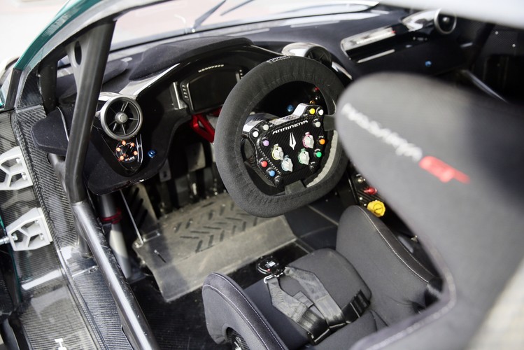 Obecna na prezentacji wiceminister rozwoju Jadwiga Emilewicz zauważyła, że 'wszystko, co najlepsze mamy w Polsce zamknięte zostało' w Arrinera Hussarya GT. 'Jeśli mówimy o innowacjach to na pewno, to może być jeden z naszych ciekawych produktów flagowych' - zauważyła.