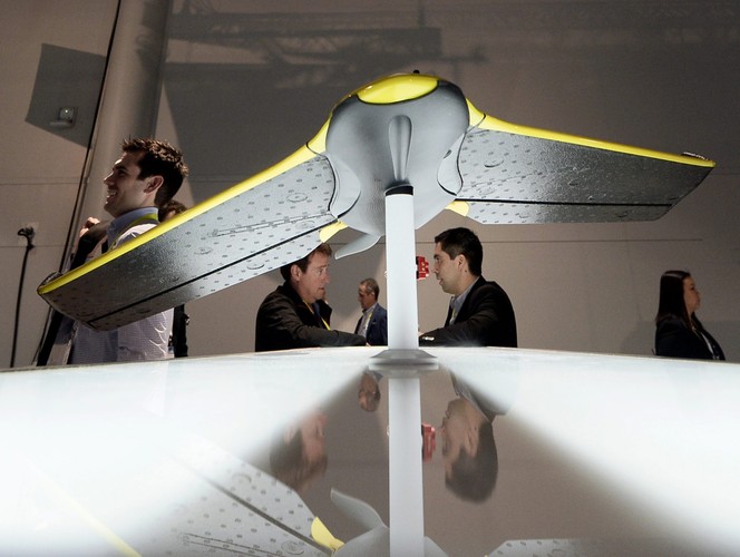 Patrząc na ilość bezzałogowców wystawionych na targach CES 2016 oraz wierząc technologicznym ekspertom rok 2016ma być właśnie rokiem dronów. Na zdjęciu Dron Parrot Disco, EPA/PAUL BUCK