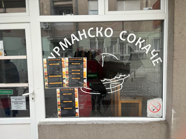 Zabrinuti građani Aleksinca fotografisali su polomljene izloge