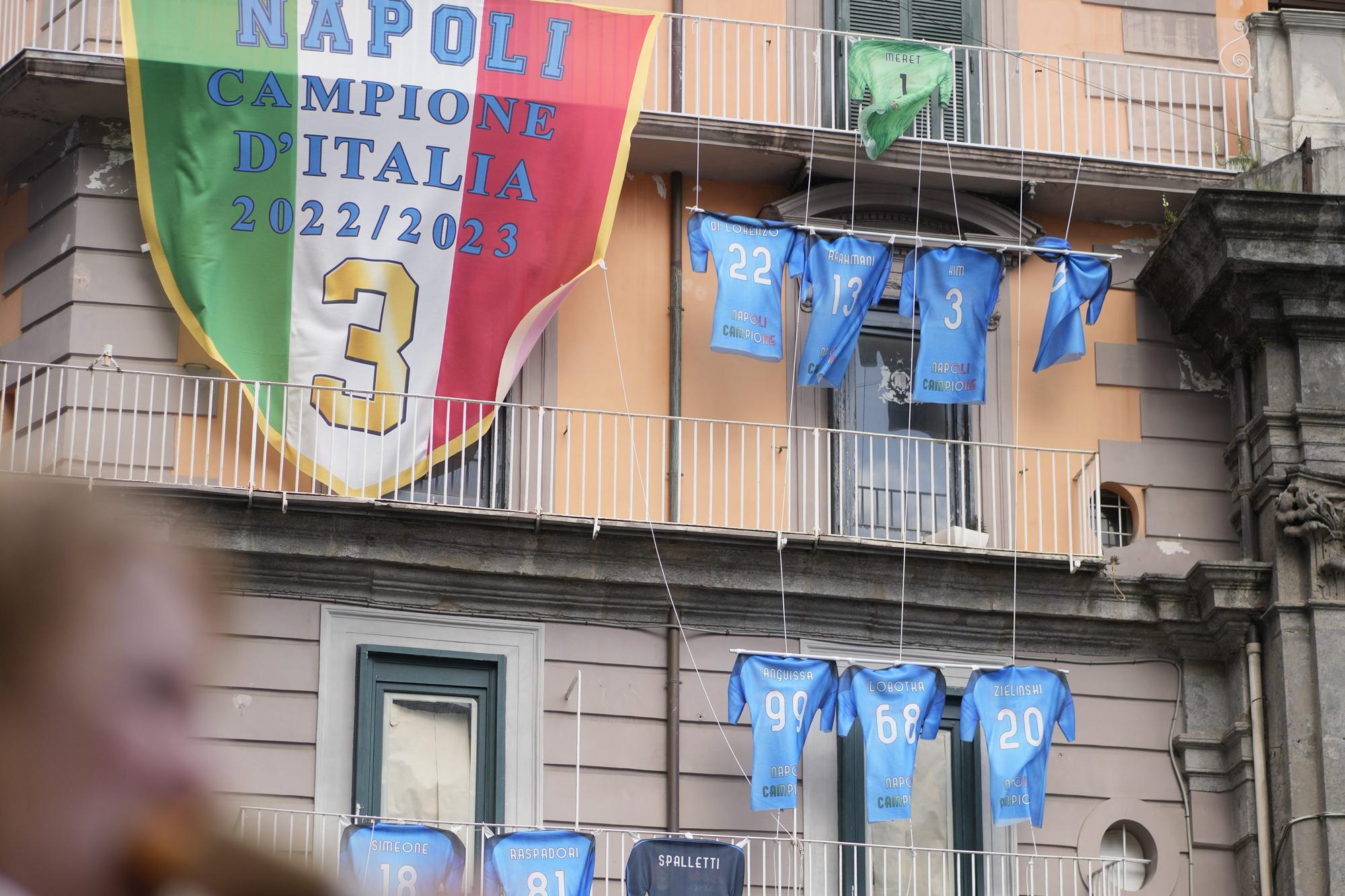 Pohľad na budovu zdobenú dresmi neapolských futbalových tímov.