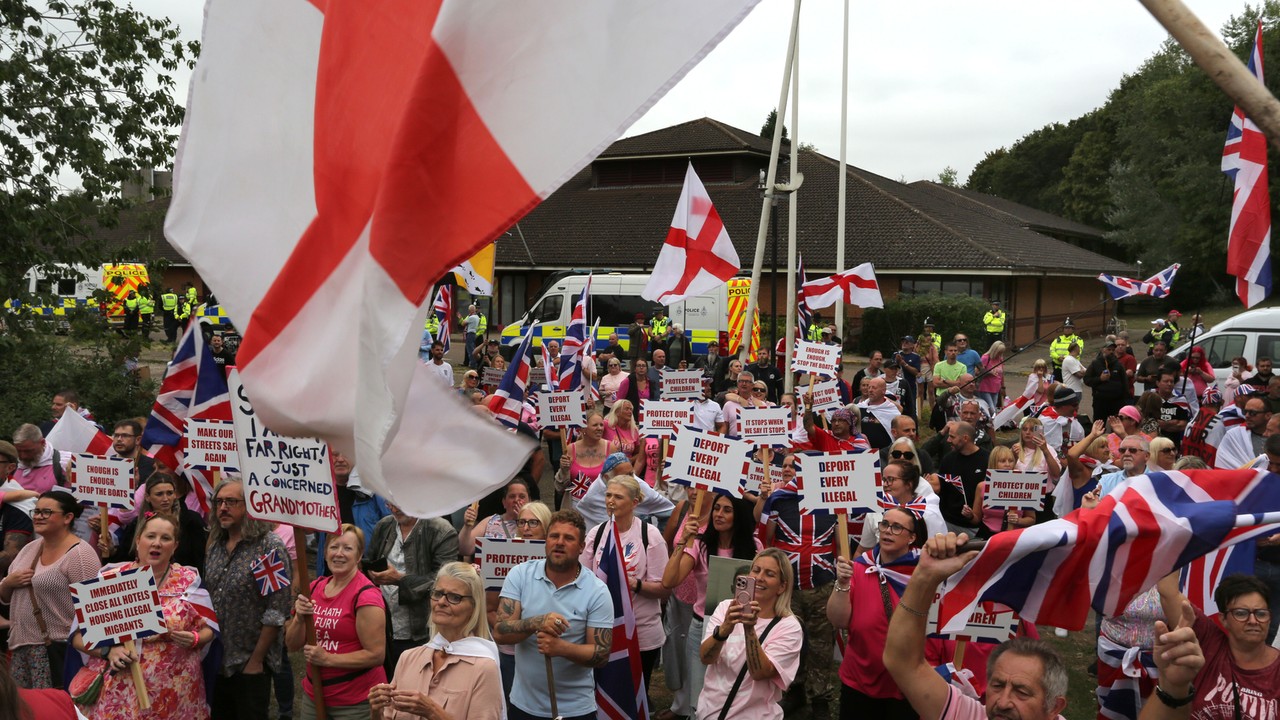 Anglicy mają dosyć imigrantów. Dają temu wyraz na ulicach w niecodzienny sposób. "Ludzie bardzo się boją"