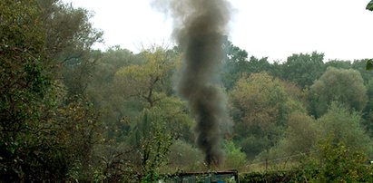 Dym i smród. Sąsiad zamienił ich życie w koszmar. Co robić?