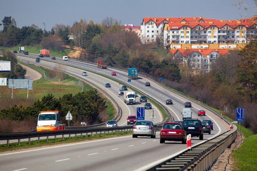 Bezpłatna droga jest bowiem równoległa do płatnej autostrady A4 (z Krakowa w kierunku Śląska) i w związku z tym cieszy się bardzo dużą popularnością wśród firm transportowych