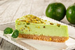 Sernik pistacjowy na ciasteczkowym spodzie od Ewy Wachowicz. Idealny na Wielkanoc!