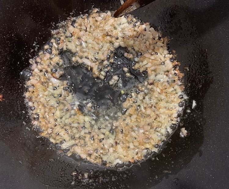 Postup receptu na špagety s mäsovými guľkami.