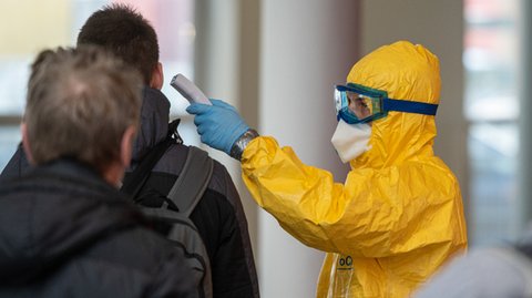 Prezydent chce ulżyć kredytobiorcom w spłacie kredytów hipotecznych na wypadek ich problemów z płynnością. Koronawirus może spowodować przestoje w firmach i turbulencje związane z regularnym otrzymywaniem wynagrodzeń. Andrzej Duda chciałby, aby banki wypracowały rozwiązania łagodzące skutki spłaty zobowiązań kredytowych.