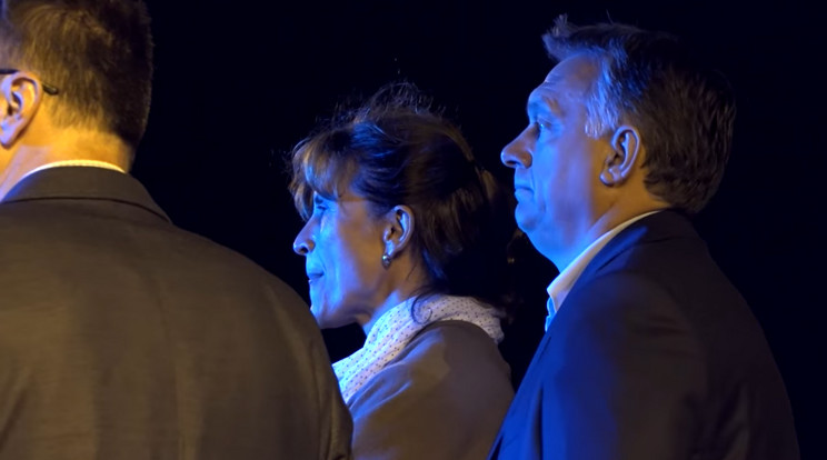 Orbán Viktor és felesége, Lévai Anikó egy felszabadult este közben
