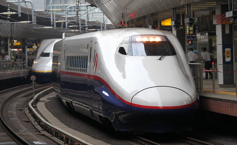N700 Shinkansen - najszybszy pociąg Japonii.
Pociąg na poduszce magnetycznej Shinkansen jest posiadaczem światowego rekordu prędkości wynoszącego 581,6 km/h. Shinkansen jeździ z niezwykłą dokładnością. Maksymalne opóźnienia to 36 sekund – w skali roku.