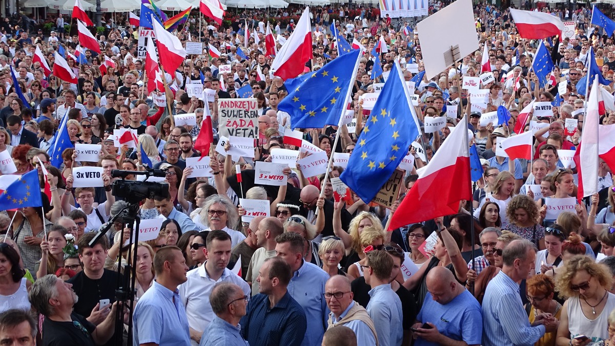 Kilka tysięcy osób protestowało na krakowskim Rynku przeciwko zmianom w sądownictwie. To już kolejny dzień protestów w Krakowie. W ostatnich dniach głównym miejscem, gdzie się spotykano, był plac przed krakowskim sądem.