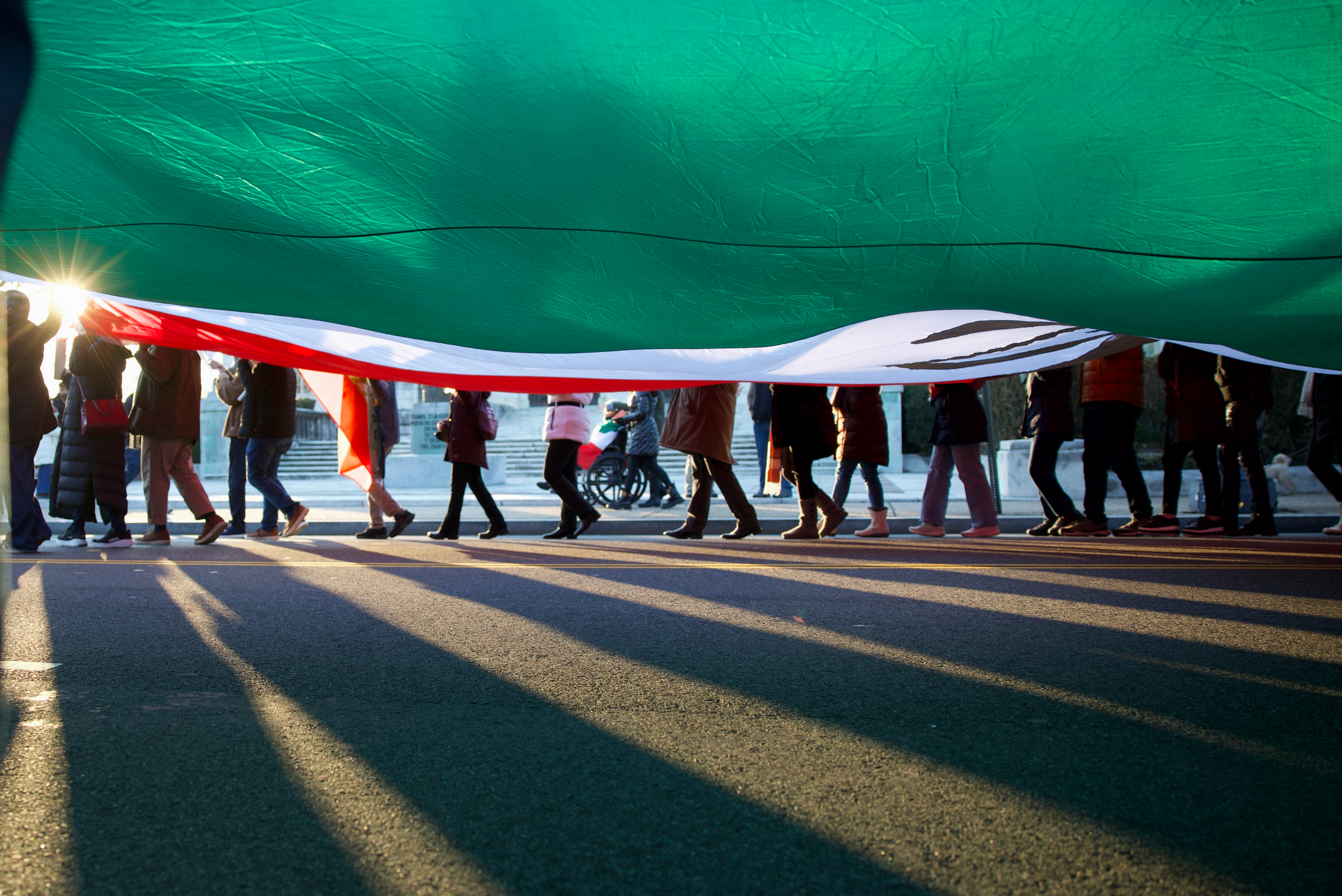 Khamenei ammette migliaia di morti - Il Pentagono mobilita portaerei