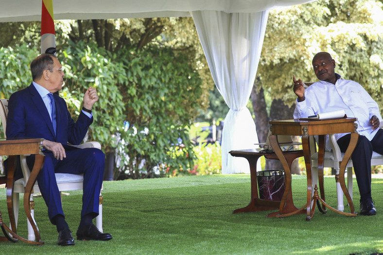  Siergiej Ławrow i prezydent Ugandy Yoweri Museveni, 26 lipca 2022 r.