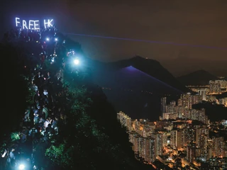 Protestujący na ulicach Hongkongu używają podczas starć z policją innowacyjnych metod, jak aplikacja HK Map Live, która lokalizuje policjantów, czy lasery utrudniające sztucznej inteligencji rozpoznanie twarzy