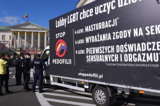 Furgonetka fundacji Pro-Prawo do życia z hasłem Stop pedofilii na Placu Bankowym. Warszawa. 10.09.2020 r. 