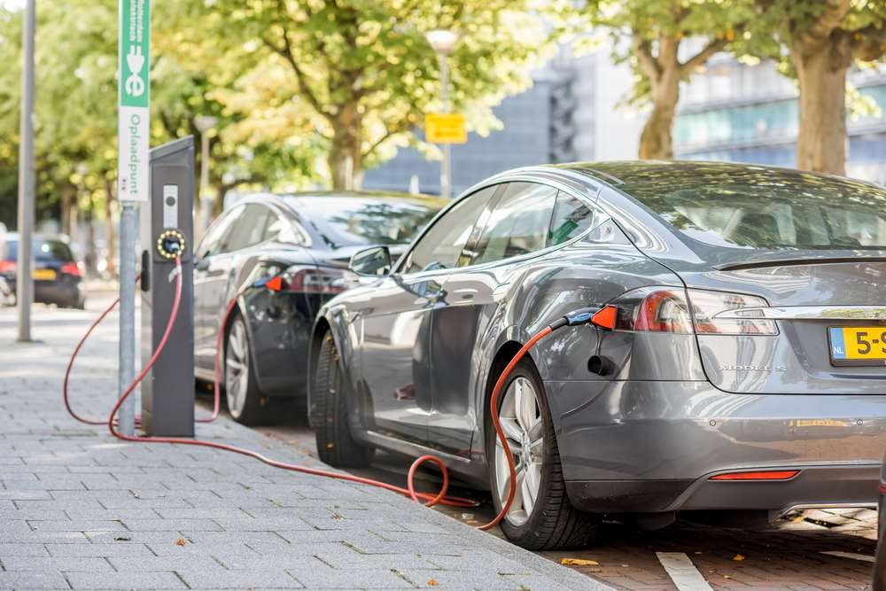 Elektromobily v Holandsku spotrebujú viac elektriny ako vlaky: Čo to znamená pre budúcnosť dopravy?