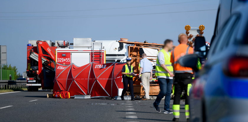 Tragiczny wypadek na S11 pod Poznaniem. Bus wjechał w drogowców. Nie żyją 2 osoby