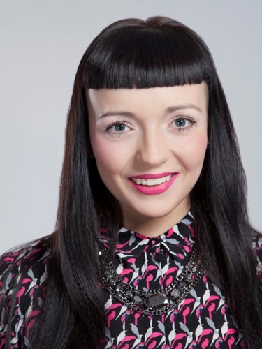 Kobieta o typie urody ZIMA w makijażu codziennym