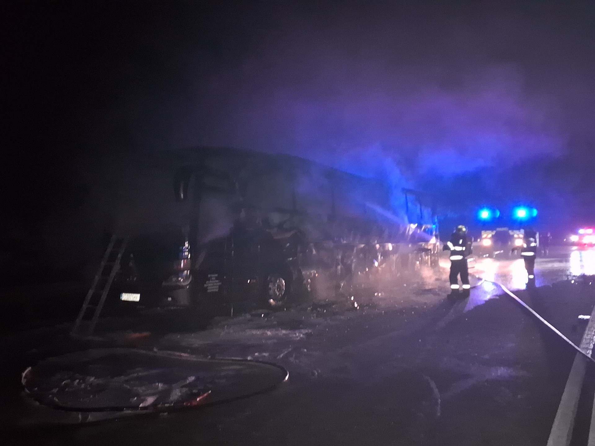 Požiar autobusu v úseku horského priechodu Dargov.
