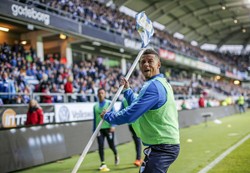 Skandal! Petarda wybuchła pod stopami piłkarza. Wściekły Sana rzucił chorągiewką w kibiców. WIDEO